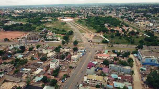 Cinematic Circular Aerial View African City Neighborhood Roads Traffic Lom — Vídeos de Stock