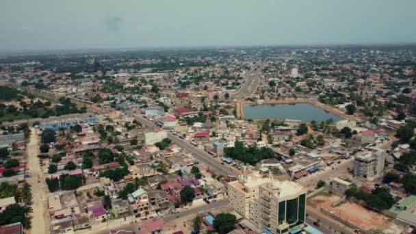 Cinematic Circular Motion Aerial View African City Traffic Showing Water — Stock Video