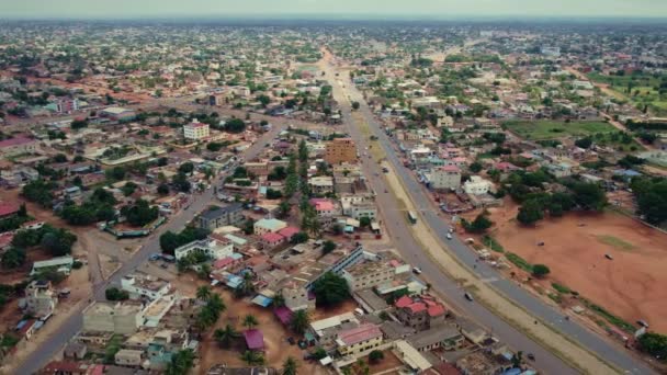 Cinematic Circular Motion Aerial View African City Road Traffic Lom — Vídeos de Stock