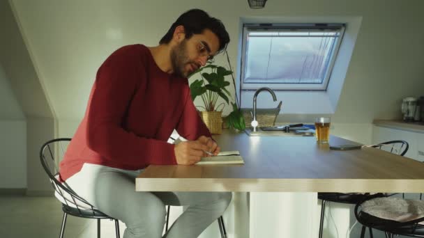 Mann Schreibt Gedichte Tagebuchnotizen Notizbuch Morgens Kreative Gedanken Nach Hause — Stockvideo