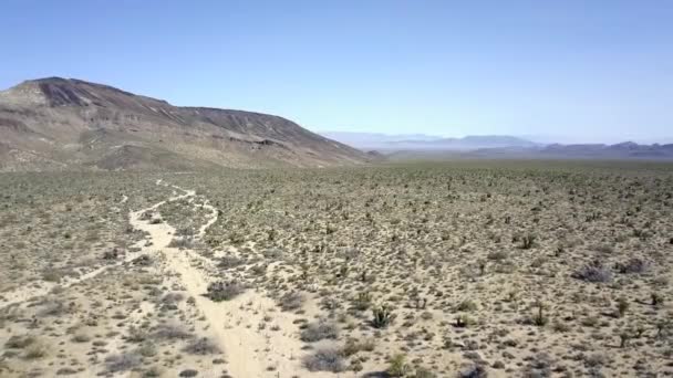 Dangerous Desert Sky Clouds Mountain Background Daring Aerial View Flight — Vídeo de Stock