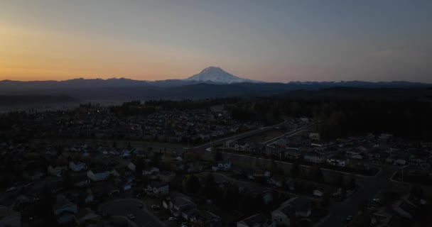 Aerial Pushing Mount Rainier Sunrise Neighborhoods — 图库视频影像