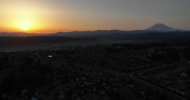 在黎明时分 日出的史诗和雷尼尔山出现在地平线上 周围有许多居民区 — 图库视频影像