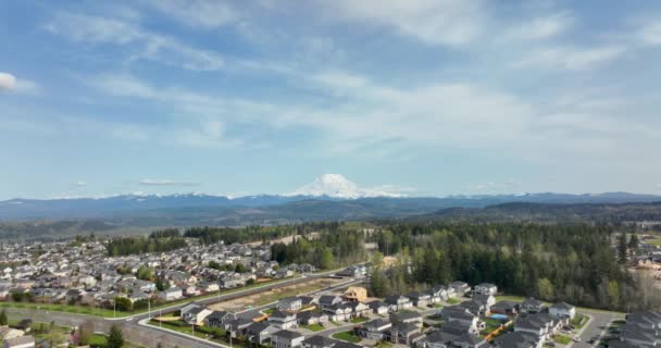 Colpo Aereo Allontanandosi Dal Monte Rainier Rivelare Sempre Più Case — Video Stock