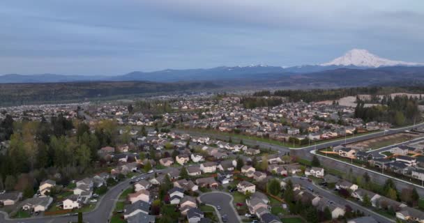 Aerial Sunrise Community Mount Rainier Puyallup Washington — Vídeos de Stock