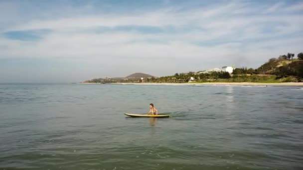 Woman Surfing Beach Vietnam She Lies Yellow Surfboard Swims Direction — ストック動画