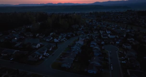 Aerial Neighborhood Still Asleep Tilting Reveal Sunrise Cascade Mountains — Stock video