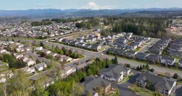 Aerial Shot Tiling Reveal Mount Rainier Middle Class Houses Foreground — ストック動画