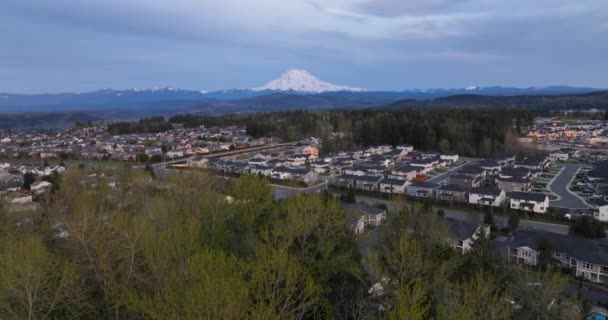 Aerial Shot Pushing Mount Rainier Trees Large Community Neighborhoods — Vídeo de stock