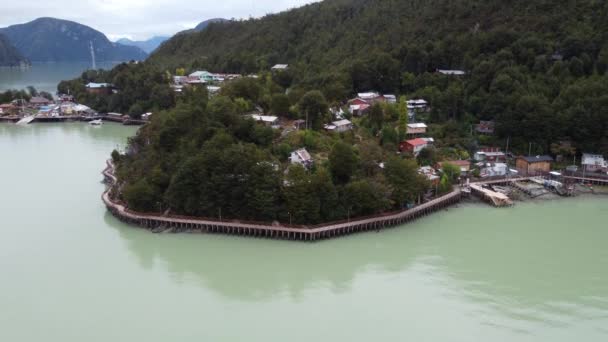 Imágenes Del Dron Caleta Tortel Pueblo Sin Calles Lleno Pasarelas — Vídeo de stock