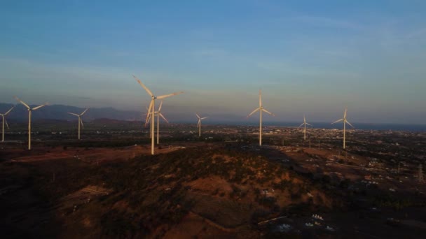 越南偏远农村大城市风力涡轮机电站空中落日视图 — 图库视频影像