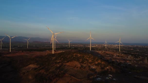 Vista Aérea Atardecer Central Eléctrica Con Turbina Eólica Suministro Energía — Vídeo de stock