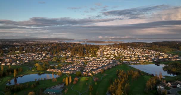 Panning Aerial Oak Harbor Dense Neighborhoods Sunset — Stockvideo