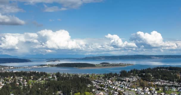 Aerial Shot Whidbey Island Oak Harbor Surrounded Clouds Warm Summer — Vídeo de Stock