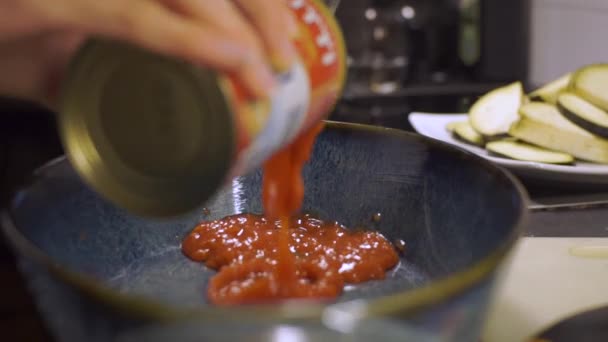 Tomatensaus Een Pot Gieten — Stockvideo