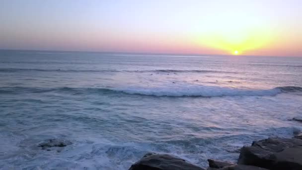 Sörfçüler Ilk Dalgayı Yakalamaya Çalışır San Diego Windansea Plajı 2018 — Stok video