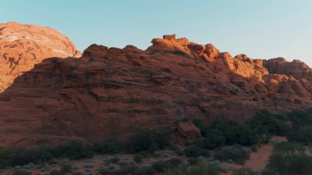 夕日の光に覆われた古代の溶岩流岩の空中撮影のパノラマ — ストック動画