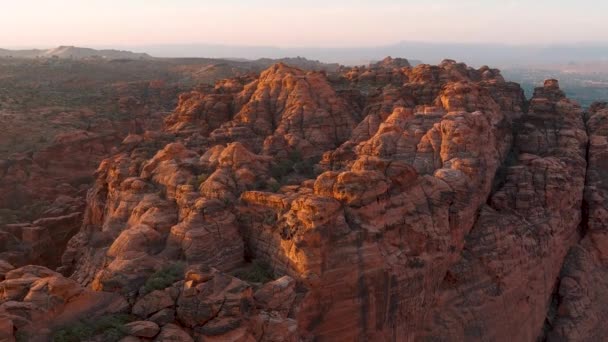 ユタ州の古代溶岩流の山々の深さと特性を示す空中ショットを傾ける — ストック動画