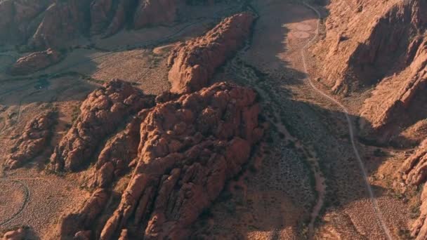 美国犹他州雪峡谷国家公园的空中金冠岩石落日时分 — 图库视频影像