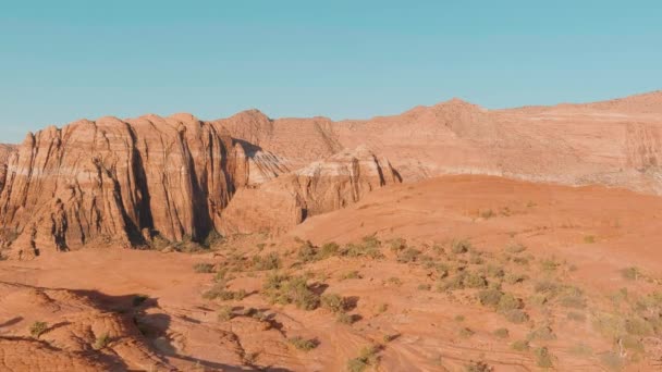水平線上の山々とユタ州の乾燥した砂漠の気候の航空 — ストック動画