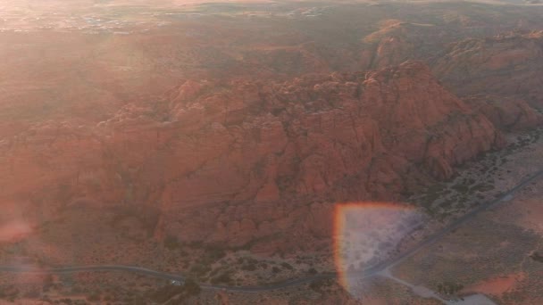 Flygfoto Snow Canyons Huvudväg Väva Genom Det Bergiga Landskapet — Stockvideo