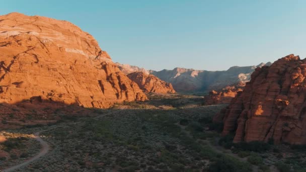 Brett Luftskott Som Skjuter Genom Snow Canyons Stora Torra Landskap — Stockvideo