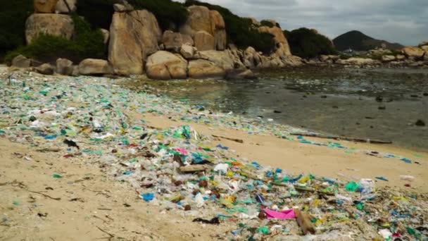 Znečištěná Pláž Plná Odpadků Plastového Odpadu Pánve — Stock video