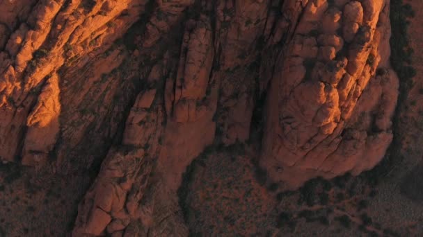 日の出のスノーキャニオンの山々の空中ショットのトップダウン — ストック動画