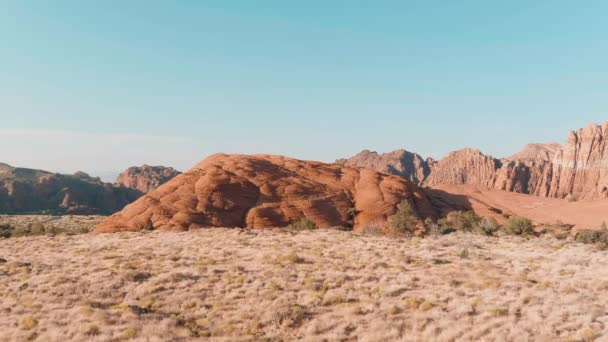 砂漠の古代溶岩流のマウンドに向かって空気圧 — ストック動画