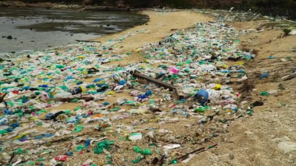 Beach Shore Polluted Plastic Ocean Trash Panning Panorama — Vídeos de Stock