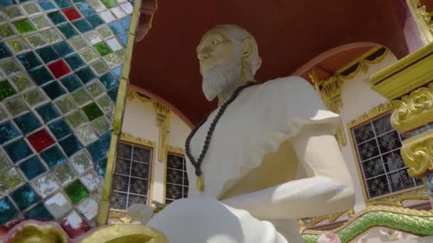 Big Statue Monk Sitting Meditative Position Thai Temple Panning Shot — Vídeo de Stock