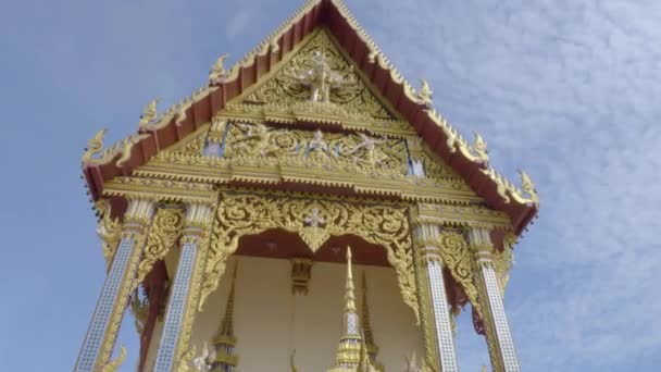 Thai Temple Golden Building Sparkling Sun Blue Cloudy Sky Background — Vídeo de Stock