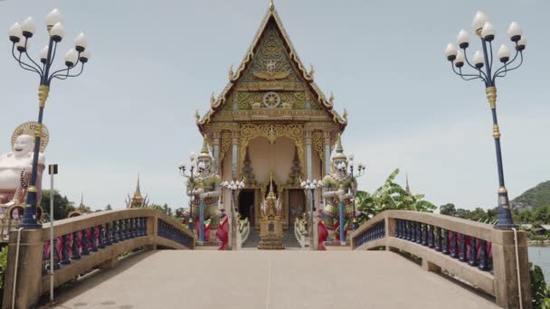 Static Shot Wat Plai Laem Temple Bridge Sunny Day Palm — Vídeo de Stock