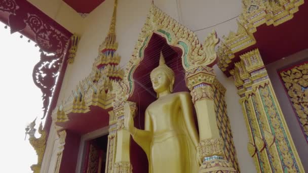 Golden Buddha Standing Statue Plai Laem Temple Koh Samui Panning — Vídeo de Stock