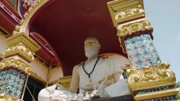 Big Monk Statue Sitting Meditation Thai Temple Koh Samui Panning — Stock video