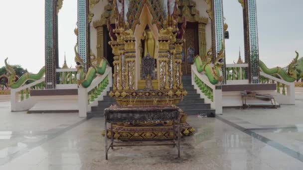 Thai Temple Details Dolly Shot Close Buddha Statue Incense Sticks — Wideo stockowe