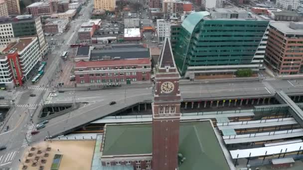 Orbiting Aerial Shot Clock Tower King Street Station Seattle Washington — Vídeo de stock