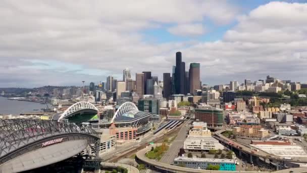 Flygtid Förfaller Seattles Stadion Distrikt Med Moln Kastar Stora Skuggor — Stockvideo