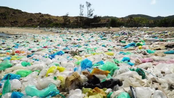 Пан Левый Снимок Пластиковых Пакетов Накопленных Пляжном Песке Low Pov — стоковое видео
