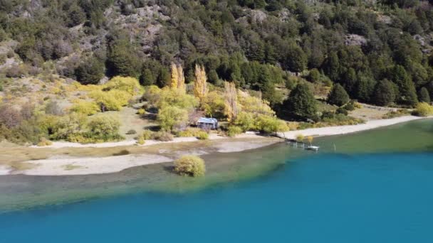 Üst Düzey Panoramik Manzara Fotoğrafçılığı Kristal Berrak Göl Suyunun Yanında — Stok video