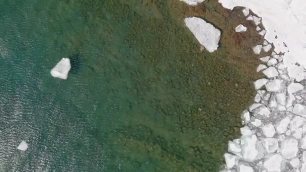 明尼苏达州都卢斯市的湖畔苏必利尔湖的水晶清水 在阳光明媚的日子里 湖面上结了裂开的冰 空中升空 — 图库视频影像