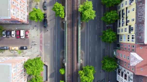 Les Piétons Traversent Rue Des Passages Wagons Surélevés Incroyable Vue — Video