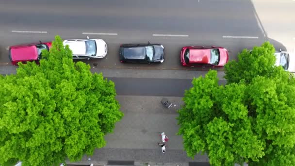 Chodci Chodníku Auta Zaparkovaná Ulici Kolejnice Vyvýšeného Vlaku Letecký Pohled — Stock video