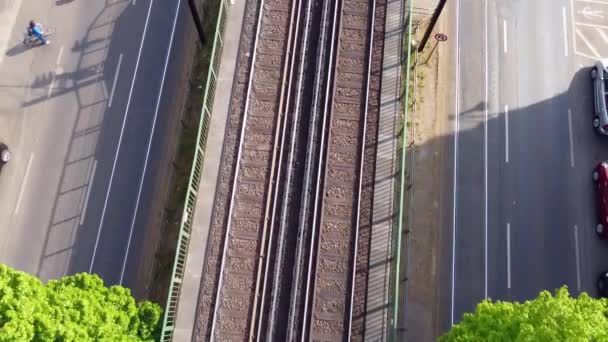 歩行者 自転車 鉄道線路 道路上の車美しい空中ビューフライトは 2022年春のベルリン プレンツラウアー ベルク シュナウアー アリーのドローン映像を傾けます 監督フィリップ — ストック動画