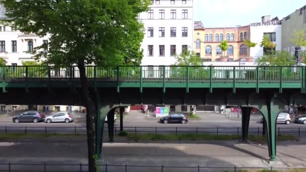 Berlin Eberswalder Straße Fernsehturm Dach Vogelflug Ölig Weiche Luftaufnahme Schwebende — Stockvideo