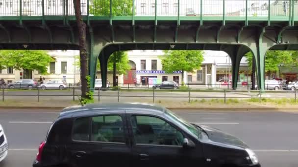 Небольшой Автомобиль Припаркован Обочине Дороги Перед Повышенной Тренировкой Спокойный Вид — стоковое видео