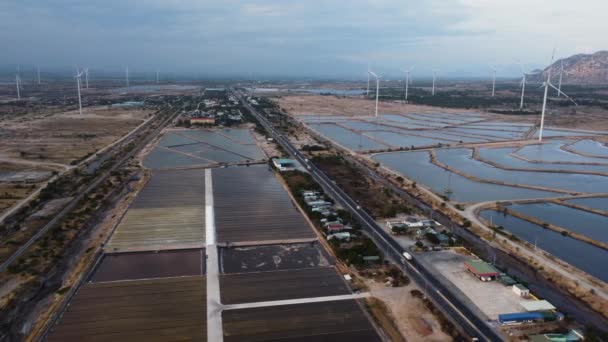 Panoramisch Uitzicht Zoutvelden Rond Phan Rinkelde Weg Windturbines Luchtfoto — Stockvideo