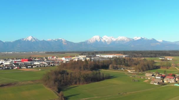 Vista Aérea Volando Sobre Ciudad Skofja Loka Eslovenia Con Las — Vídeos de Stock