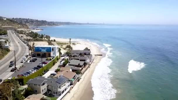 Malibu Airbnb Beach House Villas Parking Lot Cars Expressway Dramatic — Stock Video