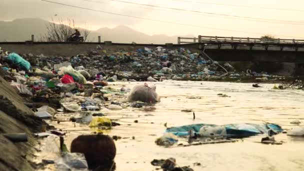 Dirty Polluted River Bank Plastic Trash Southeast Asia Locals Driving — Stok video